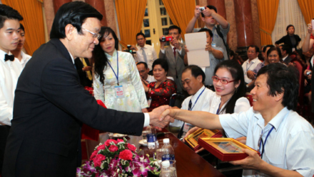 Presidente vietnamita estimula a las personas con discapacidades